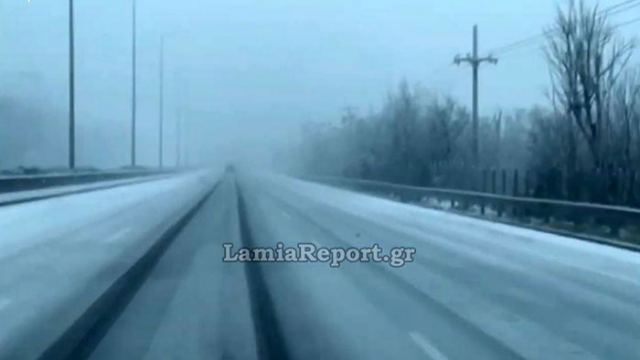 Φρέσκο χιόνι στην εθνική οδό - Τα πιο δύσκολα στα Οινόφυτα (ΒΙΝΤΕΟ)
