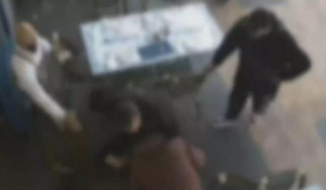 Βούλα: Η στιγμή που ντελιβεράδες μαχαιρώνονται σε καφετέρια για μία παραγγελία – Βίντεο ντοκουμέντο