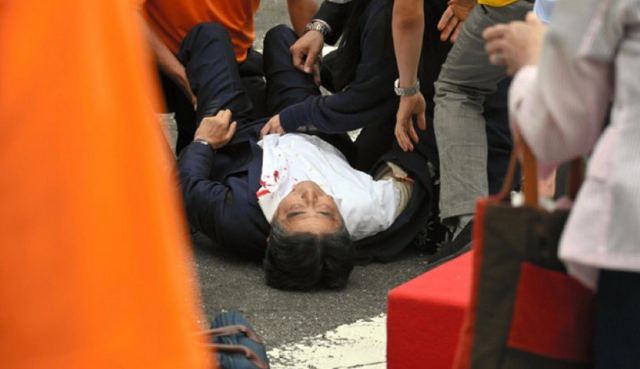 Σίνζο Άμπε: Η στιγμή που πυροβολούν πισώπλατα τον πρώην πρωθυπουργό της Ιαπωνίας κατά τη διάρκεια ομιλίας του