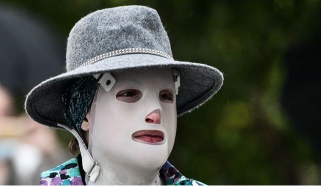 Ιωάννα Παλιοσπύρου: Θα δείξει για πρώτη φορά το πρόσωπό της χωρίς τη μάσκα