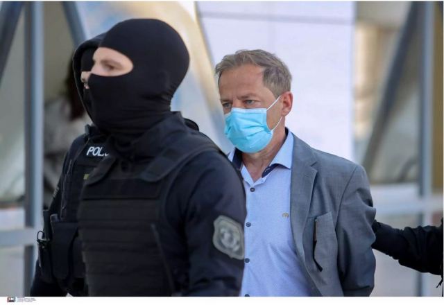 Δίκη Λιγνάδη: Βίαιη προσαγωγή του τρίτου φερόμενου θύματος του στο δικαστήριο