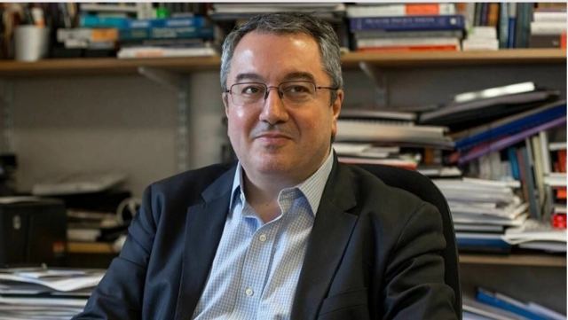 Διαφωνεί ο Μόσιαλος για την 4η δόση - «Η εισήγηση δεν έχει την αναγκαία επιστημονική τεκμηρίωση»