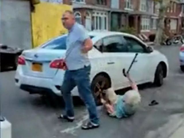 Βίντεο ντοκουμέντο: Οδηγός ταξί λήστεψε 78χρονη και την πέταξε έξω από το αυτοκίνητο