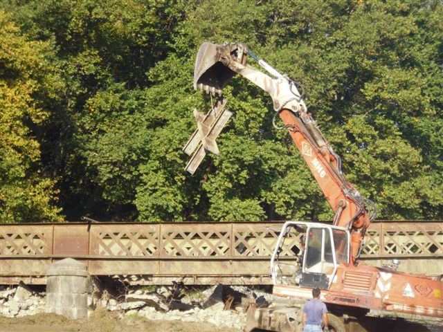 Καταστρέφουν γέφυρα 160 ετών στο Παλιούρι!
