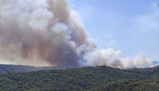 Μαίνεται η φωτιά στην Κορινθία - Επιχειρούν πάνω από 100 πυροσβέστες, 11 αεροσκάφη και 5 ελικόπτερα