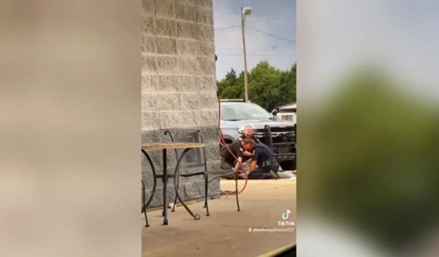 Εξοργιστικό βίντεο από τις ΗΠΑ: Τρεις αστυνομικοί ξυλοκοπούν άγρια ακινητοποιημένο άντρα