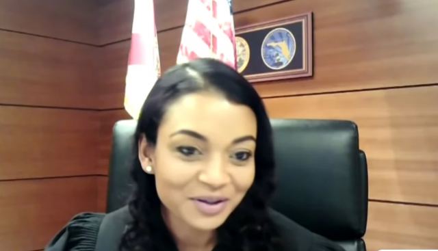 Η στιγμή που ερωτύλος κατηγορούμενος την «πέφτει» στη δικαστίνα: «Είσαι κουκλάρα»