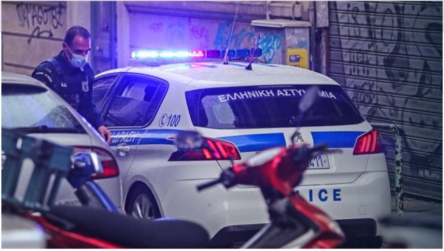 Νεκρός στα Εξάρχεια ο γιος του Αργύρη Ντινόπουλου