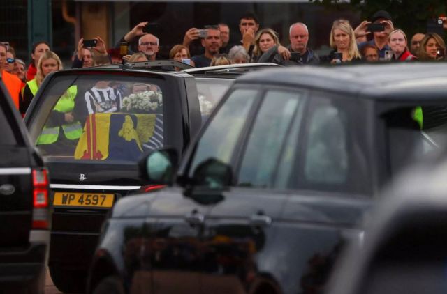 Βασίλισσα Ελισάβετ: Το τελευταίο ταξίδι της στη Σκωτία τελείωσε – Η σορός της έφτασε στο Εδιμβούργο