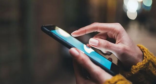 Έκθεση στο μπλε φως των οθονών: Γιατί επιταχύνει την γήρανση