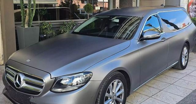 Viral η διαφημιστική καμπάνια γραφείου τελετών με τη φράση «θα σε πάνε τέσσερις»