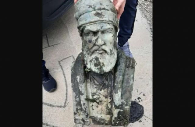 Μεσσηνία: Πέταξαν μπρούτζινη προτομή του Παπαφλέσσα μέσα σε ποτάμι - Δείτε φωτογραφίες