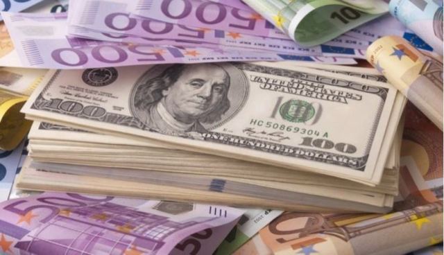 Κατακρημνίζεται το ευρώ: Άγγιξε την απόλυτη ισοτιμία με το δολάριο