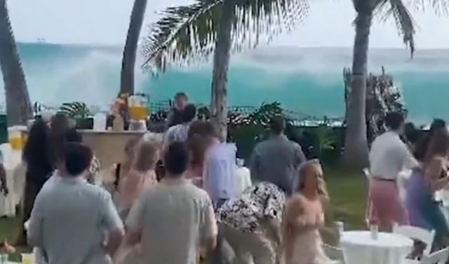 Χαβάη: Τεράστιο κύμα χάλασε τη γαμήλια δεξίωση – Έτρεχε πανικόβλητος ο κόσμος