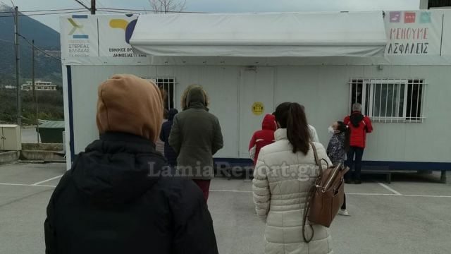 Λαμία: Εκατοντάδες πολίτες παρά το κρύο στα rapid tests του ΕΟΔΥ
