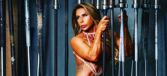 Μοντέλα του διαγωνισμού Miss BumBum απέχουν από το σεξ για τη βασίλισσα Ελισάβετ - Τα μηνύματά τους