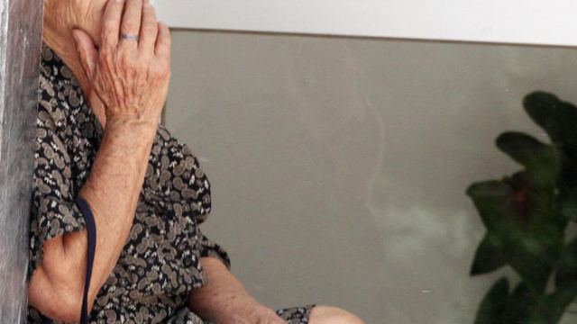 Μπούκαραν τα μεσάνυχτα στο σπίτι ηλικιωμένης και την απείλησαν με μαχαίρι