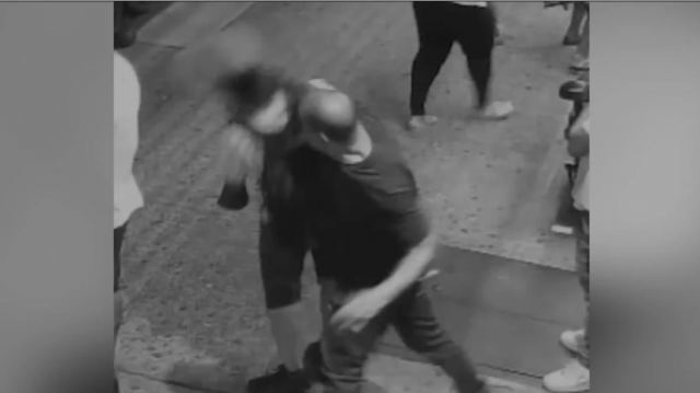 Απρόκλητη επίθεση-σοκ στη Νέα Υόρκη – Σε κρίσιμη κατάσταση το θύμα