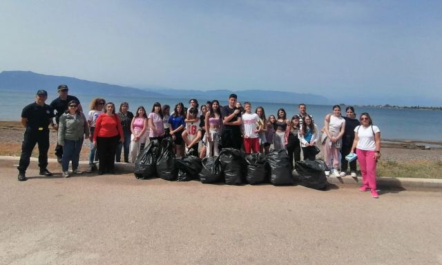 Ράχες: Τα παιδιά του Γυμνασίου ομόρφυναν την παραλία