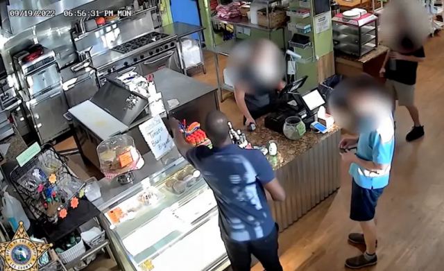 Τρομακτικό βίντεο: Προσπάθησε να τον αποκεφαλίσει με ψαλίδι μέσα σε ψιλικατζίδικο