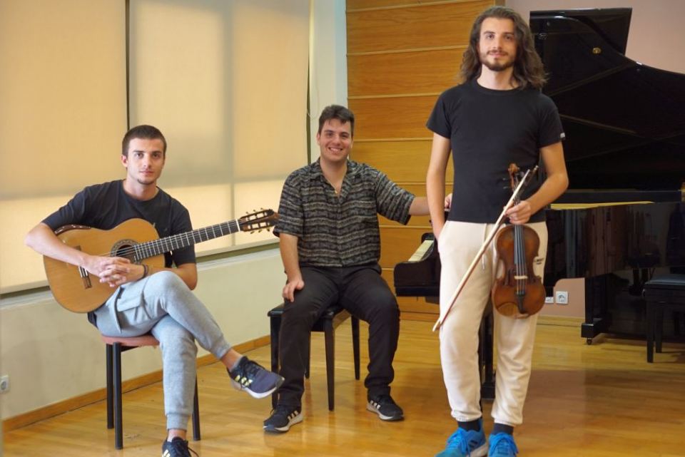 Λαμία: Τρία αδέρφια στην ίδια Πανεπιστημιακή Σχολή, την ίδια χρονιά (ΒΙΝΤΕΟ)