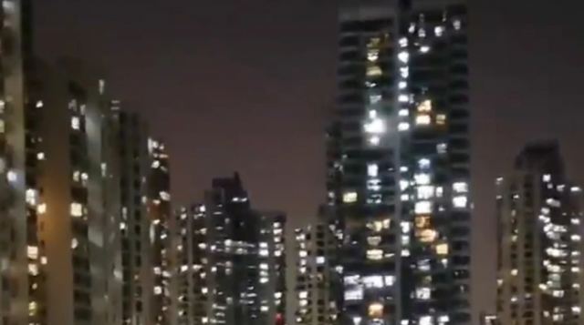 Ανατριχιαστικό βίντεο με ανθρώπους που ουρλιάζουν από τα παράθυρά τους, αντιδρώντας στον εγκλεισμό