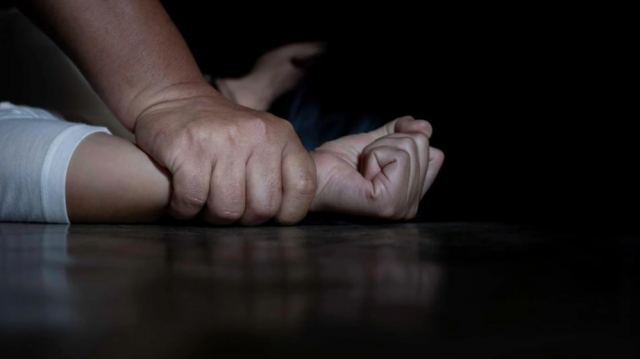 Βιασμός-θρίλερ στον Πειραιά - Ξύπνησε ζαλισμένη σπίτι της με έναν γυμνό άνδρα να πίνει μπίρες