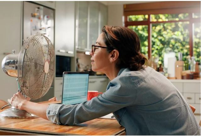 Πώς να αντιμετωπίσετε τις εξάψεις  της εμμηνόπαυσης εν μέσω καύσωνα