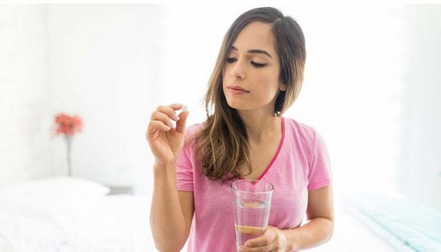 Θέλετε να σας «πιάσει» γρήγορα το χάπι; Τότε ξαπλώστε με αυτόν τον τρόπο