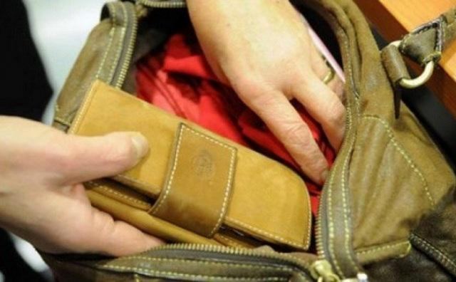 Φθιώτιδα: Έκλεψε την ηλικιωμένη στην παραλία και πήγε να αγοράσει ρούχα