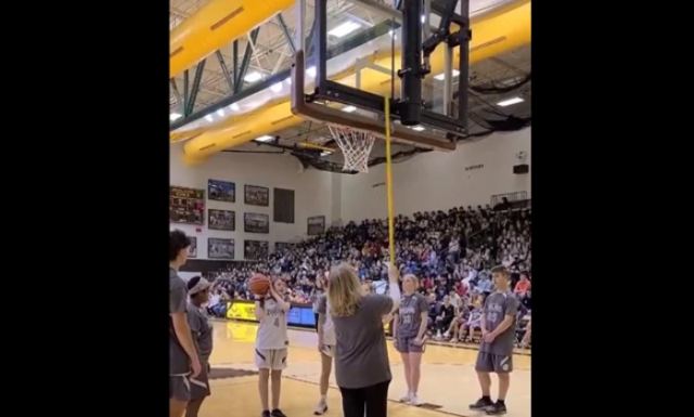 Τυφλή μαθήτρια βάζει καλάθι σε αγώνα μπάσκετ και το πλήθος παραληρεί - Δείτε πώς 