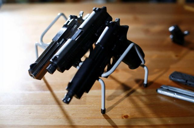 Συνέλαβαν γνωστό τράπερ στο Μπουρνάζι με όπλα