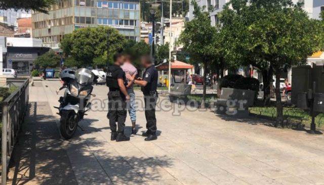 Λαμία: «Τρύπωσε» σε υπηρεσία και έκλεψε χρήματα - Του πέρασαν χειροπέδες