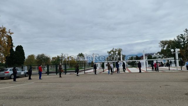 Λαμία: Ατέλειωτες ουρές στα rapid tests του ΕΟΔΥ