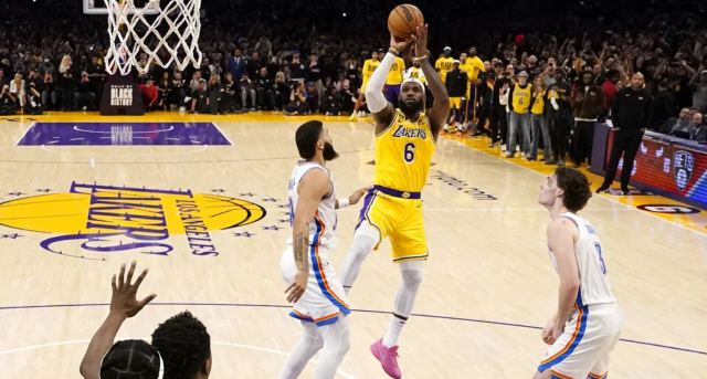 O Λεμπρόν Τζέιμς έγινε ο πρώτος σκόρερ στην ιστορία του παγκόσμιου μπάσκετ