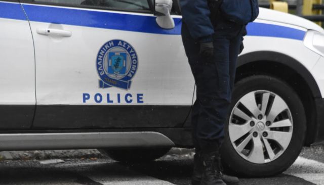 Σπάρτη: Ανήλικος με full face κουκούλα και την απειλή μαχαιριού λήστεψε περίπτερο