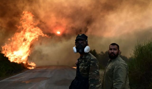 Συνεχίζει ανεξέλεγκτη η φωτιά στην Εύβοια - Μηνύματα του 112 για εκκένωση οικισμών