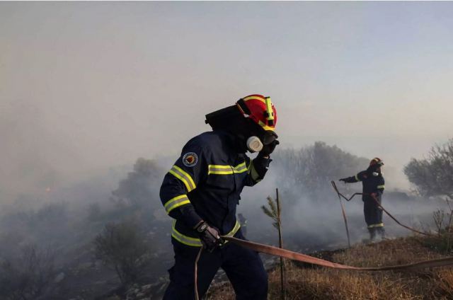 Κινδύνευσε η ζωή τριών πυροσβεστών τη νύχτα κατά την κατάσβεση των πυρκαγιών