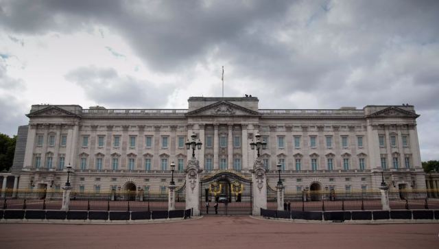 Live: Το μουντό Μπάκιγχαμ αποχαιρετά την Βασίλισσα Ελισάβετ - Χιλιάδες κόσμου για το λαϊκό προσκύνημα