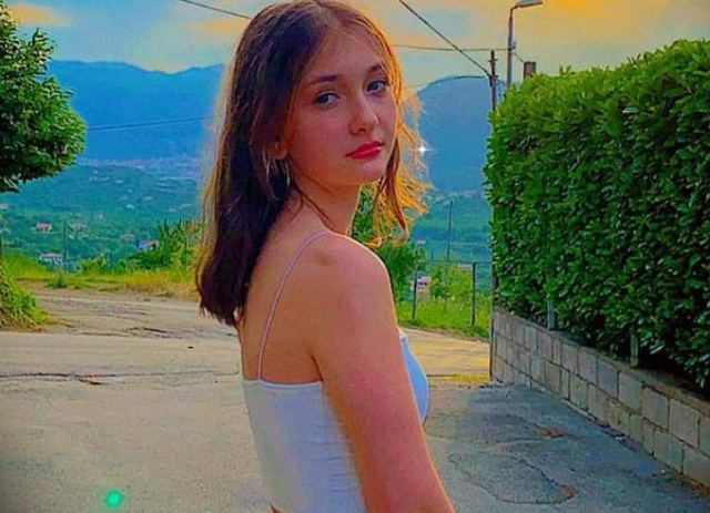 Ιταλία: Ανήλικη πέθανε από ηλεκτροπληξία στην μπανιέρα– Μιλούσε στο κινητό της