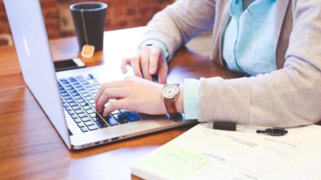 Το πλαίσιο για παροχή τηλεργασίας, μετά από αίτηση του εργαζομένου: Οι παθήσεις που μπορούν να την δικαιολογήσουν