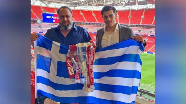 Ο Βαγγέλης Μαρινάκης πανηγυρίζει μαζί με τον γιο του Μιλτιάδη τη νίκη της Νότιγχαμ στο Γουέμπλεϊ