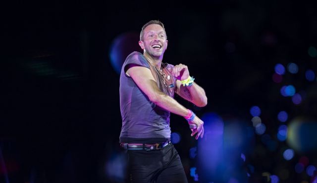 Coldplay: Ο Κρις Μάρτιν γονάτισε και αποθέωσε το ελληνικό κοινό – Απίστευτες στιγμές στο Ηρώδειο