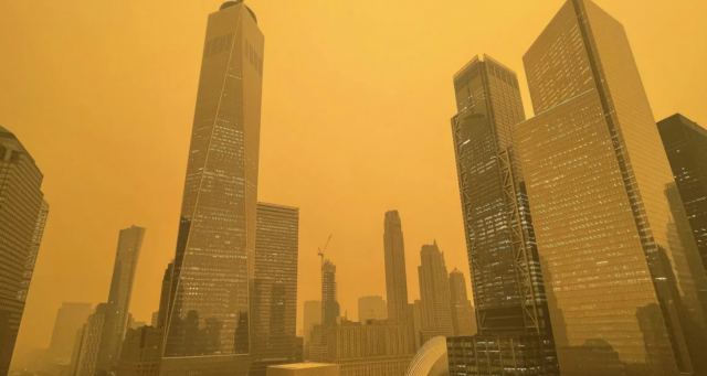 Νέα Υόρκη: Οταν το πορτοκαλί νέφος σκέπασε τον ήλιο και το φεγγάρι - Καμπανάκι των ειδικών για την Ευρώπη