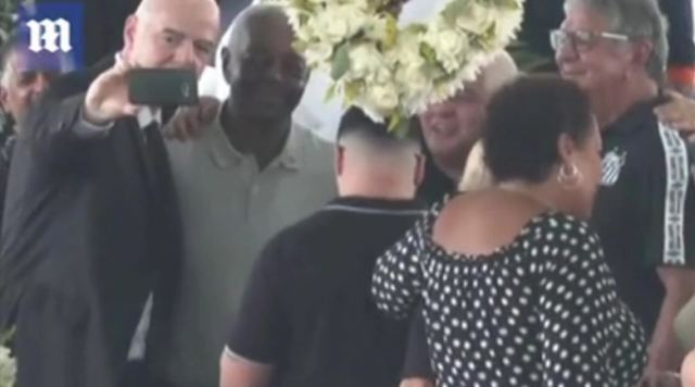 Ινφαντίνο: Θύελλα αντιδράσεων εναντίον του, έβγαλε σέλφι μπροστά στο φέρετρο του Πελέ (vid)