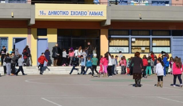 Λαμία: Αδέσποτο σκυλί δάγκωσε κοριτσάκι έξω από το σχολείο - ΒΙΝΤΕΟ