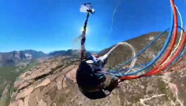 Η τρομακτική στιγμή που τα σκοινιά του αλεξίπτωτου μπερδεύονται από τους δυνατούς ανέμους