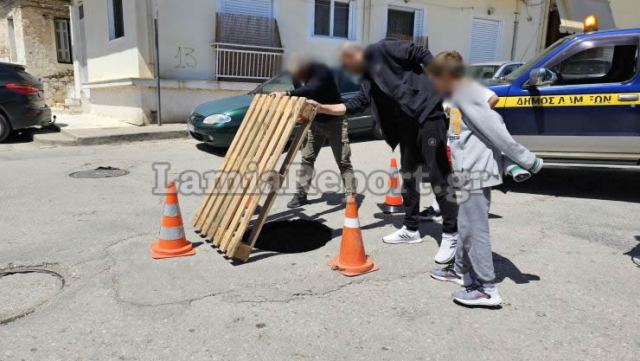 Λαμία: Άνοιξε ο δρόμος κι έπεσε μέσα αυτοκίνητο - Δείτε εικόνες