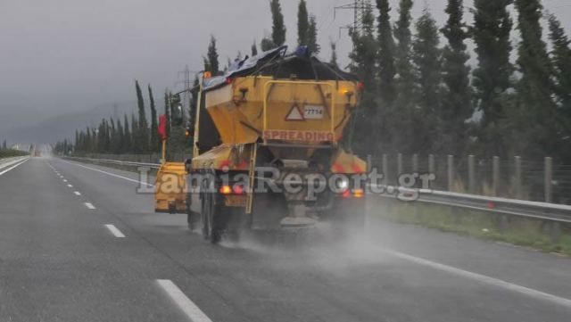 Φθιώτιδα: Χιονίζει στην εθνική οδό