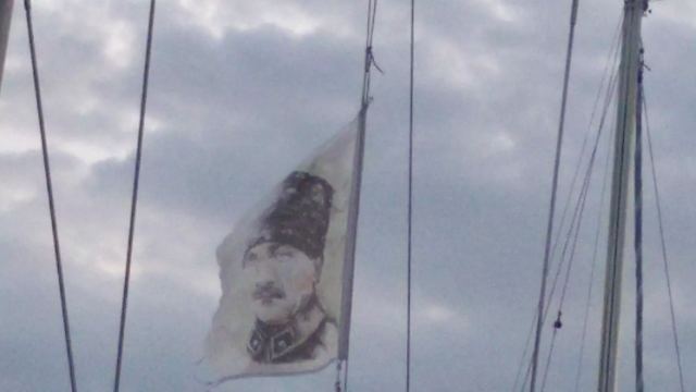 Μυτιλήνη: Τουρκικό ιστιοφόρο ύψωσε σημαία του Κεμάλ στο λιμάνι